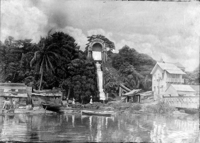 Fort-de-France. Rivière de Fort-de-France et fontaine Gueydon