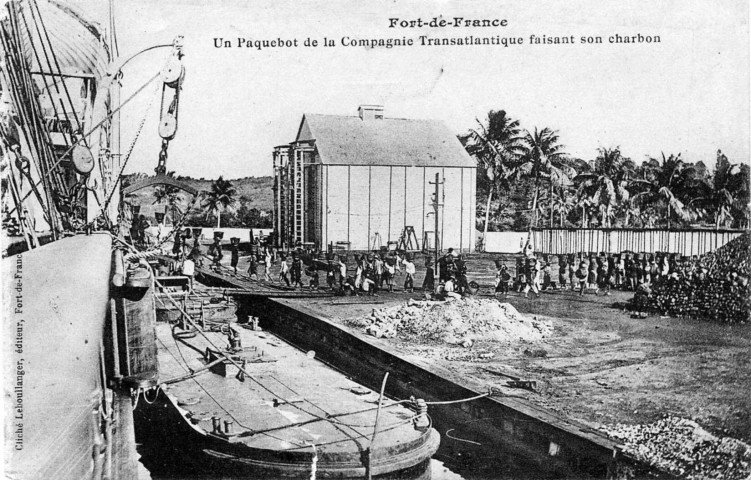 Fort-de-France. Un paquebot de la Compagnie Transatlantique faisant son charbon