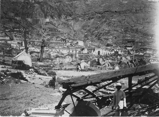 Saint-Pierre. Clocher de la cathédrale et cimetière du Mouillage après l'éruption du 8 mai 1902