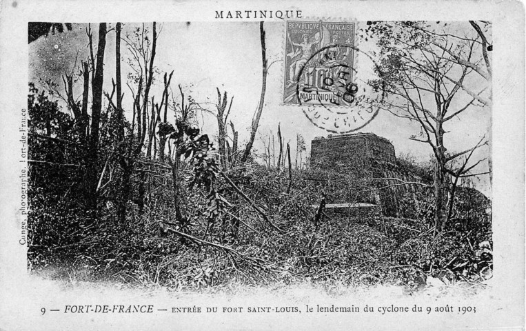 Fort-de-France. Entrée du Fort Saint-Louis, le lendemain du cyclone du 9 août 1903