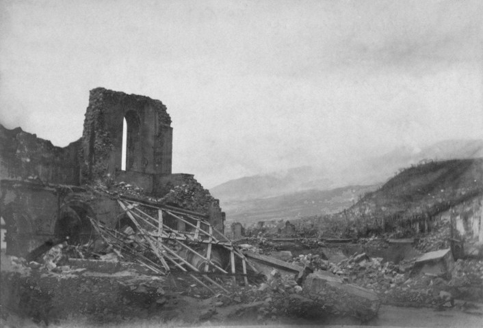 Saint-Pierre. Ruines de la cathédrale après l'éruption du 08 mai 1902