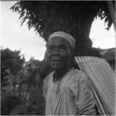 Le Robert. milieu rural : portrait d'une femme et d'un enfant ; architecture domestique traditionnelle en revêtement de tôle et de bois