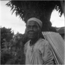 Le Robert. milieu rural : portrait d'une femme et d'un enfant ; architecture domestique traditionnelle en revêtement de tôle et de bois