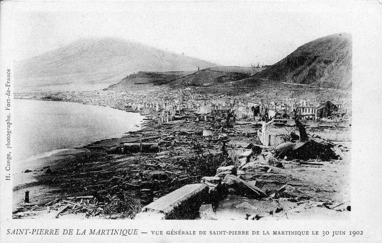 Saint-Pierre de la Martinique. Vue générale de Saint-Pierre de la Martinique le 30 juin 1902