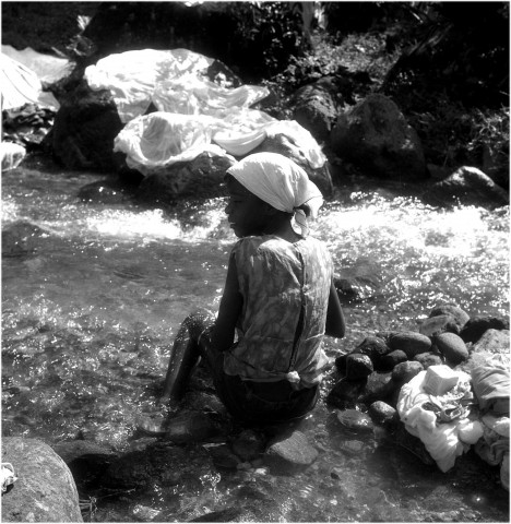 Macouba. milieu rural : scène de vie quotidienne, femmes et enfants