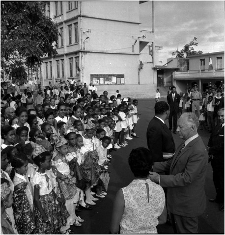 Voyage officiel de Pierre Messmer, premier ministre : visite au Conseil général, à Sainte-Marie, au François ; inauguration de la nouvelle aérogare du Lamentin ; inauguration de la raffinerie de pétrole de la SARA (quartier Californie)