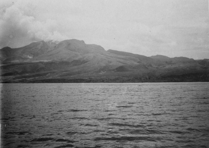 Saint-Pierre. Le mont Pelé vu de la mer, après l'éruption du 08 mai 1902