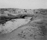 Saint-Pierre. Le pont de pierre et une partie de la ville après l'éruption du 08 mai 1902