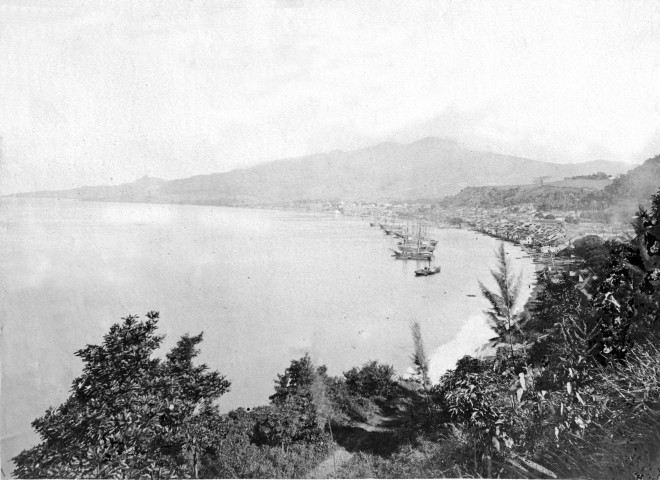 Saint-Pierre. Vue générale, avec au fond la montagne Pelée