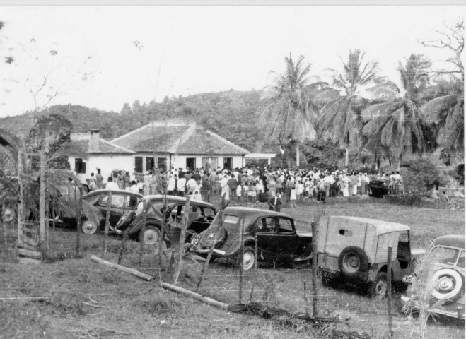 Trois-Ilets. Domaine de La Pagerie. Rassemblement en vue d'une allocution de Mr Rose-Rosette