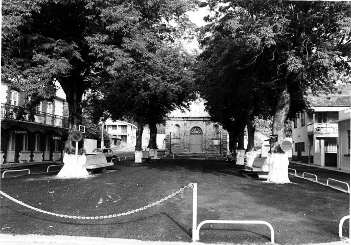 Sainte-Anne : place de l'église