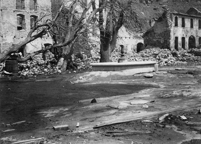 Saint-Pierre. Le marché du Mouillage après l'éruption du 8 mai 1902