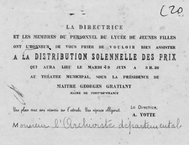 Lycée de jeunes filles. Distribution solennelle des prix sous la présidence de Georges Gratiant (maire de Fort de France) : carte d'invitation adressée par la directrice A. Yotte à l'archiviste départemental