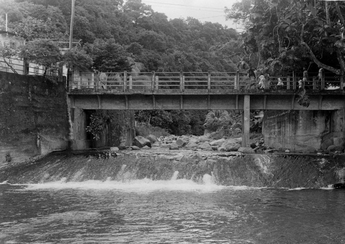 Grand-Rivière : pont du bourg