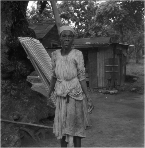 Le Robert. milieu rural : portrait d'une femme et d'un enfant ; architecture domestique traditionnelle en revêtement de tôle et de bois