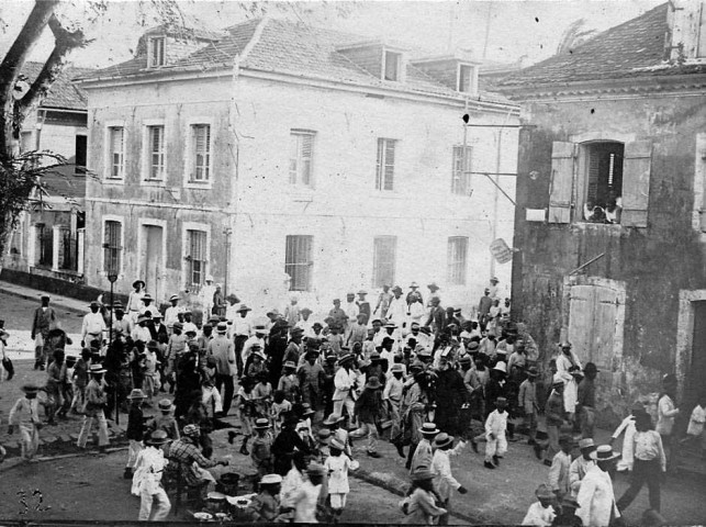 Fort-de-France. Scène de carnaval. Foule dans une rue