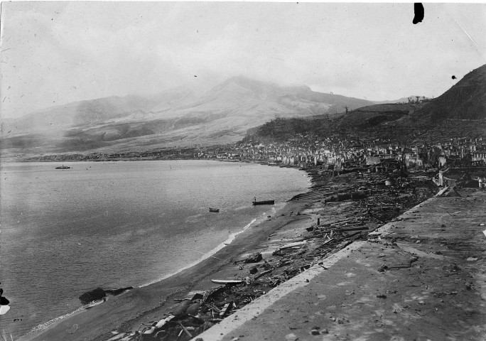 Saint-Pierre. Vue générale de la ville après l'éruption du 8 mai 1902