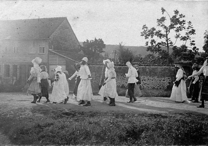 Fort-de-France. Scène de carnaval. Petit groupe de personnes déguisées défilant dans une rue