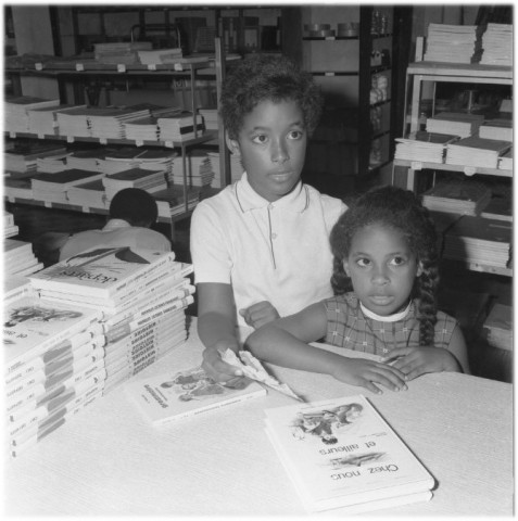 Scène de vie quotidienne. achats de livres scolaires par des enfants