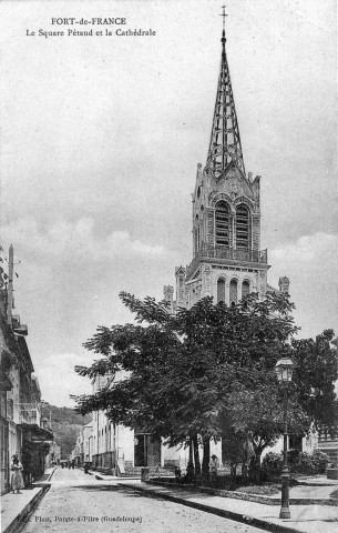 Fort-de-France. Le square Pétaud et la cathédrale