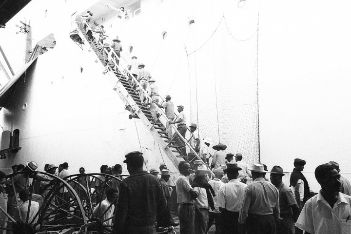 Fort-de-France, port. embarquement de marchandises dans les bateaux-cargo