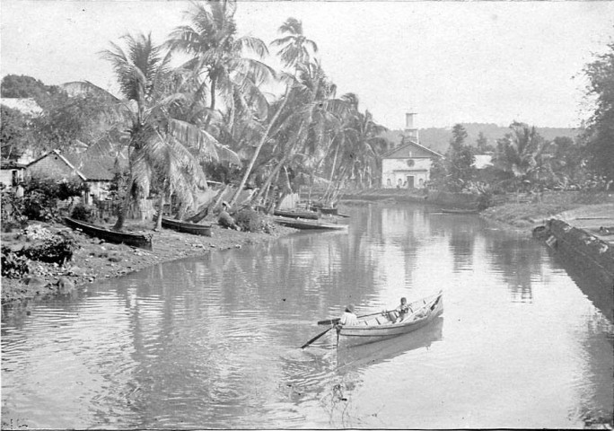 Fort-de-France. La rivière Madame. On distingue au fond la chapelle de l'hôpital militaire