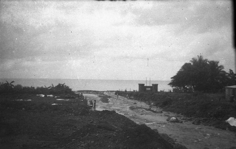 Saint-Pierre. Lavandières à l'embouchure de la rivière Roxelane