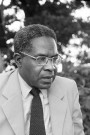 Fort-de-France, centre-ville. portrait d'Aimé Césaire en entretien dans un jardin