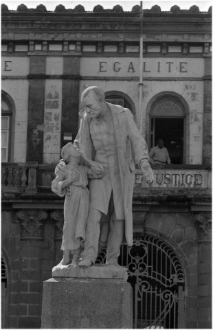 Fort-de-France, centre-ville. édifices inscrits ou classés "Monument historique" : Palais de Justice (square et statue de Victor Schoelcher)