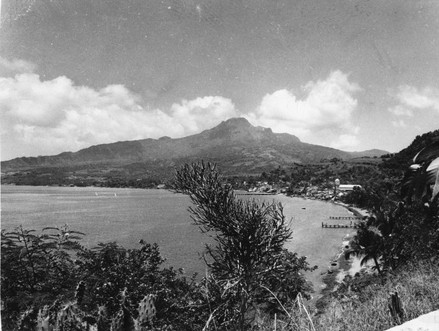 Saint-Pierre. Vue de la baie et la montagne Pelée